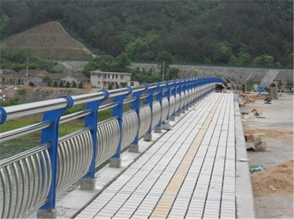 大连不锈钢桥梁护栏的特性及其在现代建筑中的应用